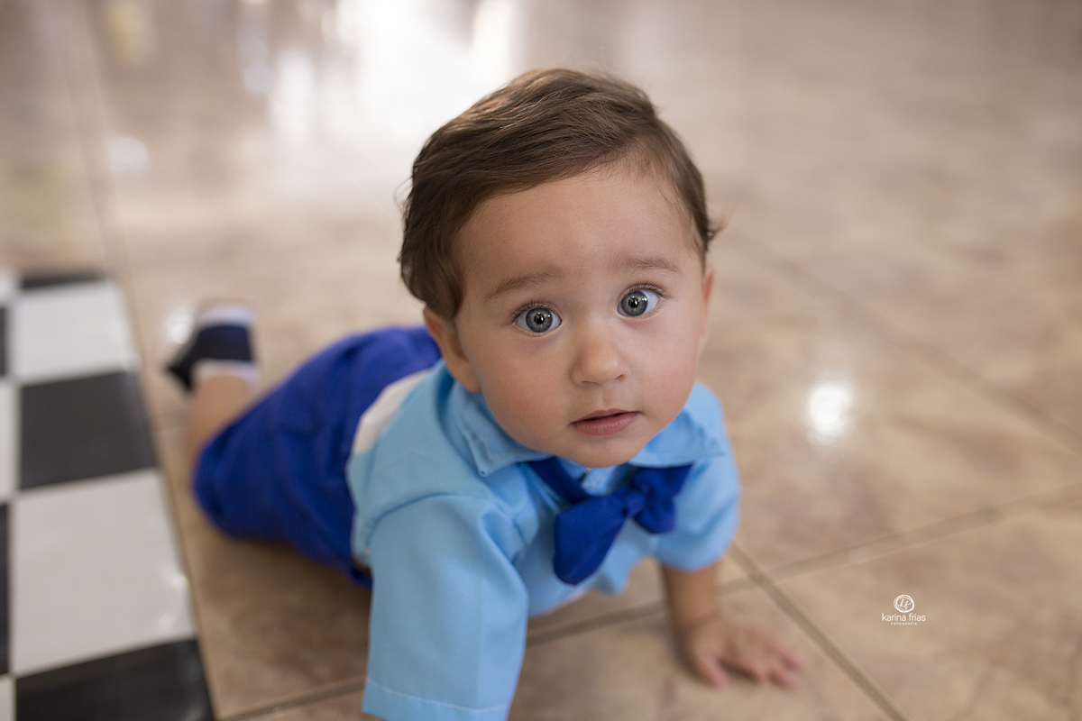 o menino olha para a fotografa infantil, karina frias