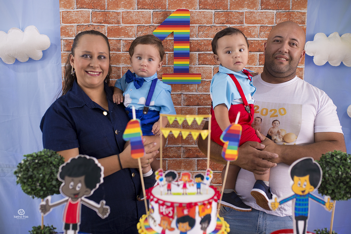os pais seguram as crianças para as fotos de aniversario