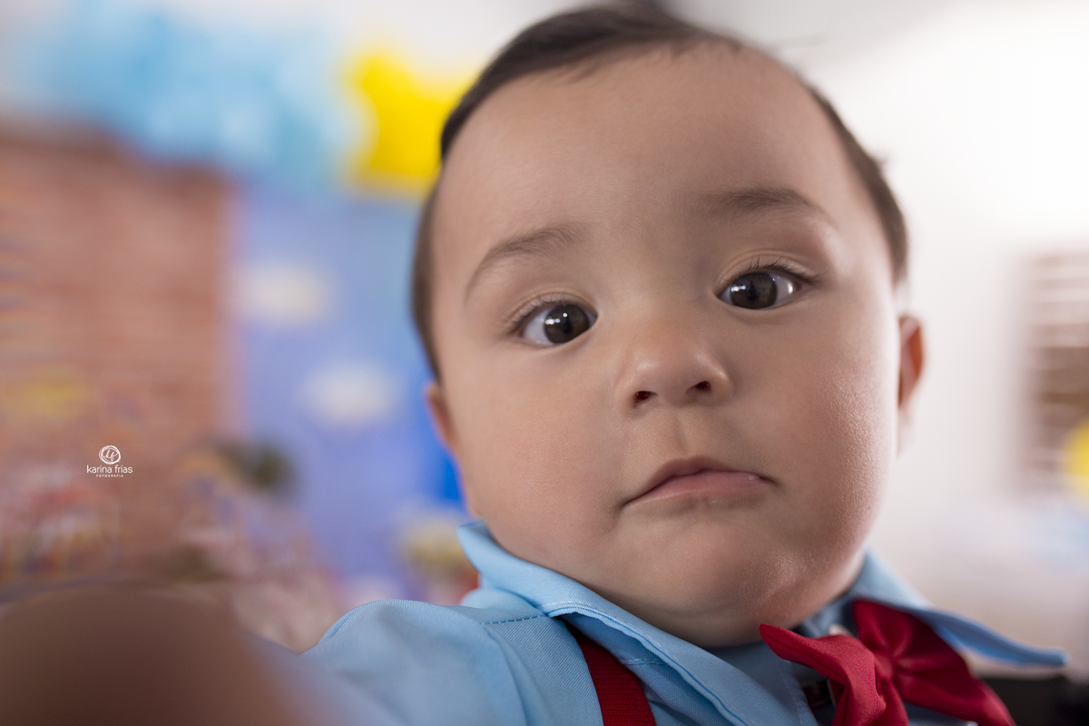 o menino olha para a fotografa de bebes de caxias do sul