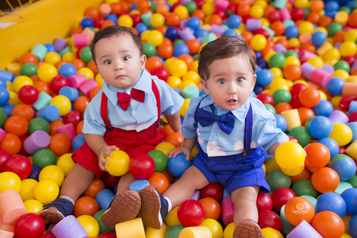 os irmaos brincam na piscina de bolinhas durante aniversario infantil