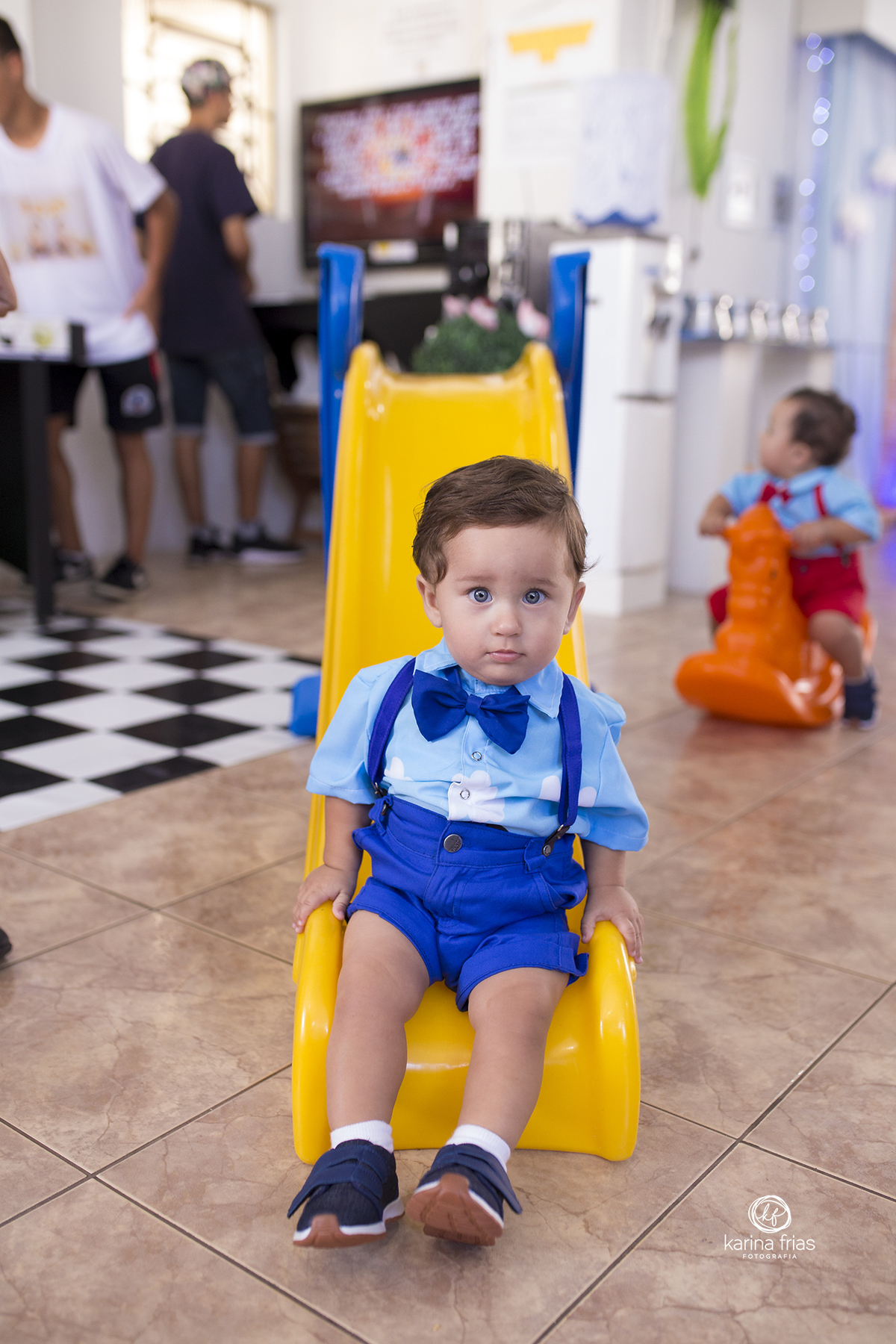 o menino desce no escorregador durante festa de aniversario