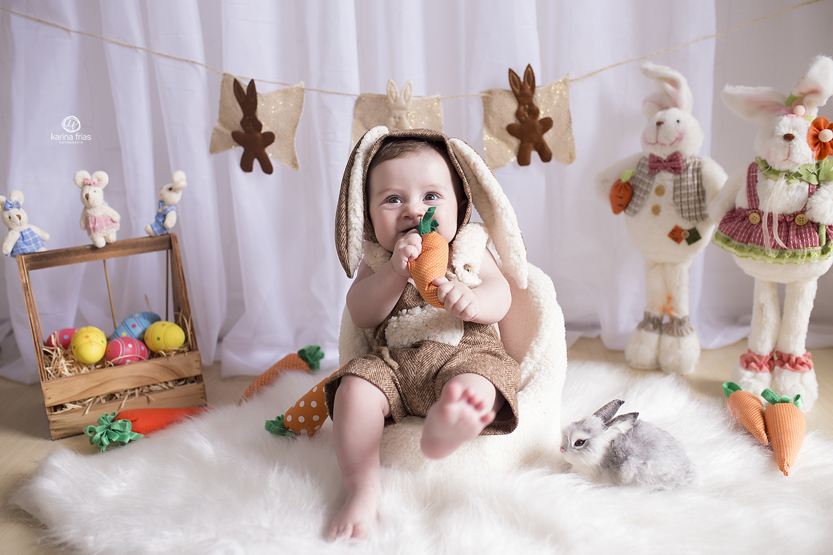 no ensaio de pascoa o bebe sorri