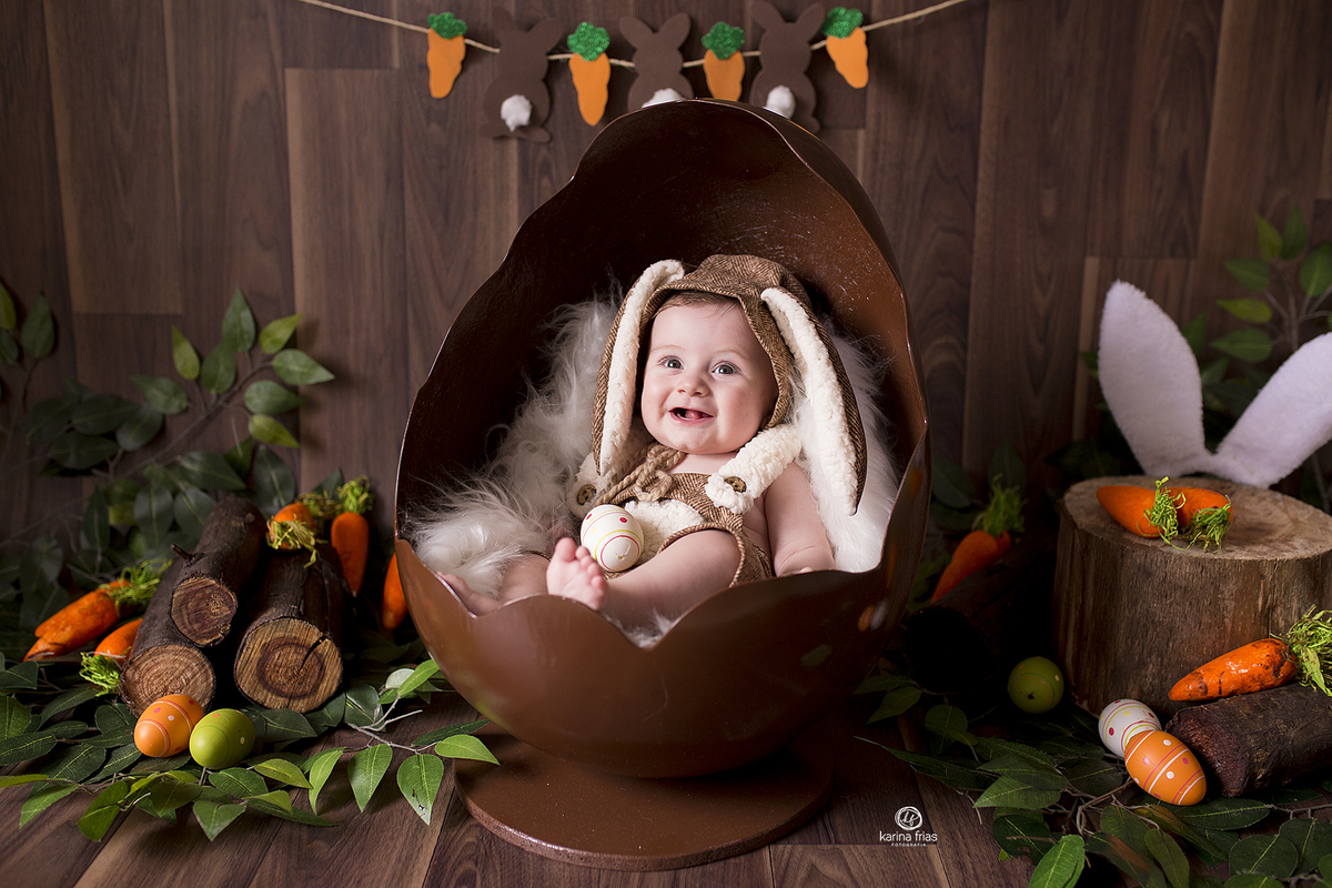 o bebe sorri dentro do ovo gigante