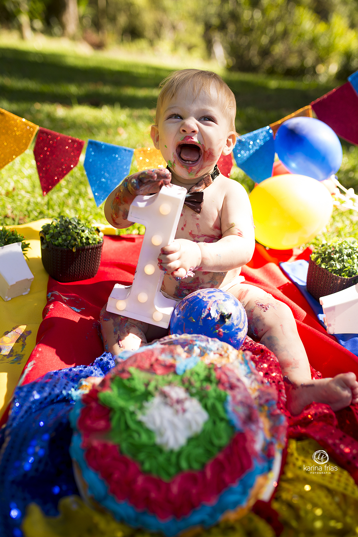 o menino sorri para a fotografa de bebes de caxias do sul, karina frias