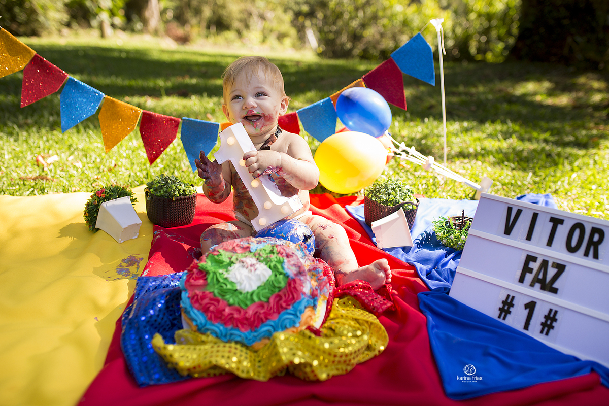 no smash the cake a criança se suja com o bolo