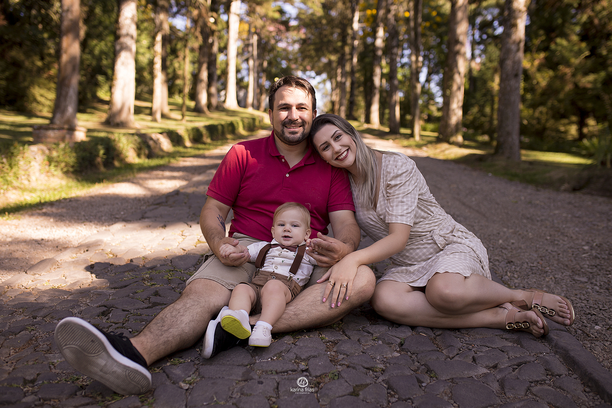 a familia posa para as fotos do filho