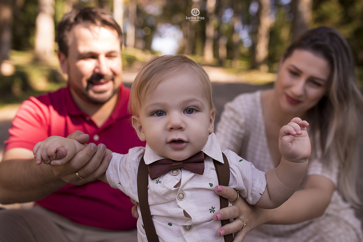 o menino olha para a fotografa de familia de caxias do sul