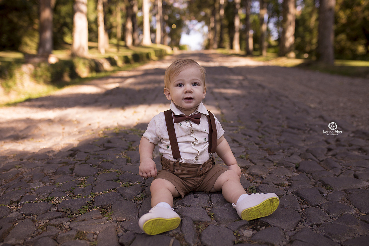 no ensaio infantil o menino posa para as fotos