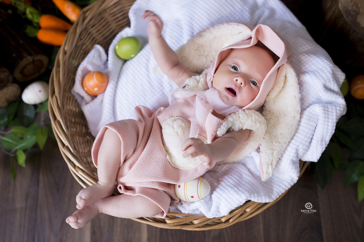 a menina esta deitada para as fotos de pascoa