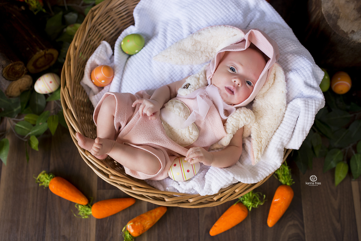 no ensaio infantil a menina esta deitada