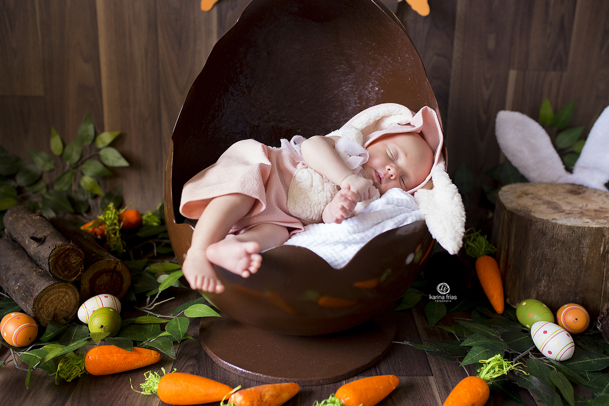 a menina foi colocada dentro de um ovo gigante para as fotos de pascoa