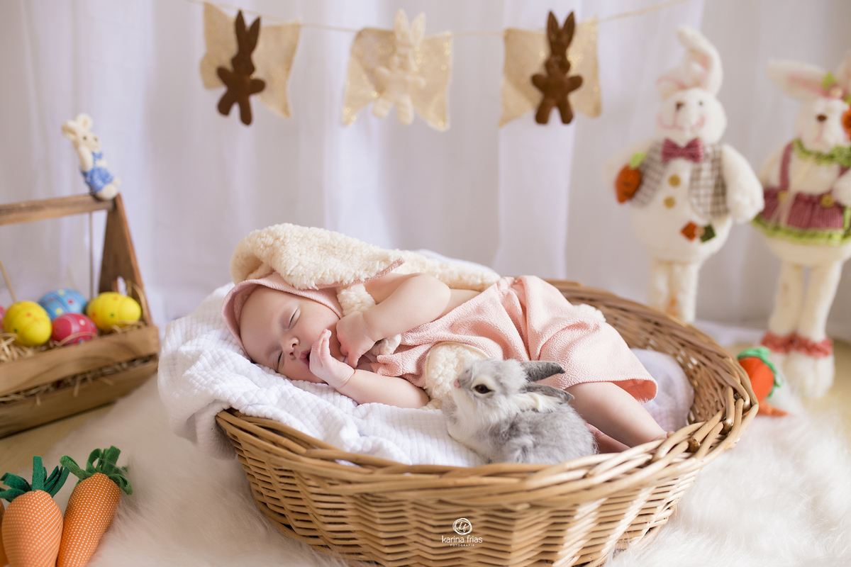 a menina dorme durante ensaio de pascoa em caxias do sul