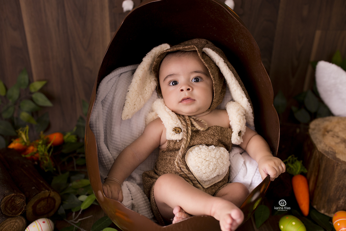 no ensaio de pascoa em caxias do sul, colocamos o bebe em um ovo gigante