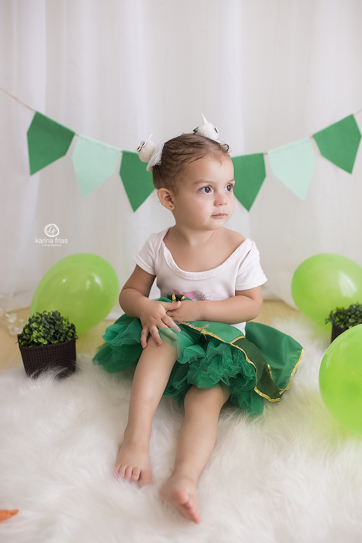 a menina esta sentada para as fotos infantis