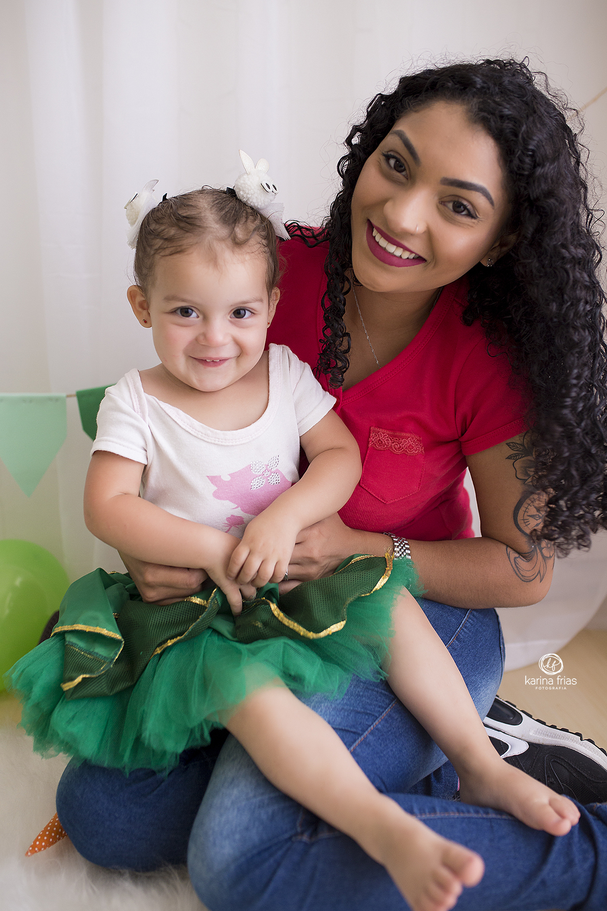 no ensaio infantil a menina posa com a mae