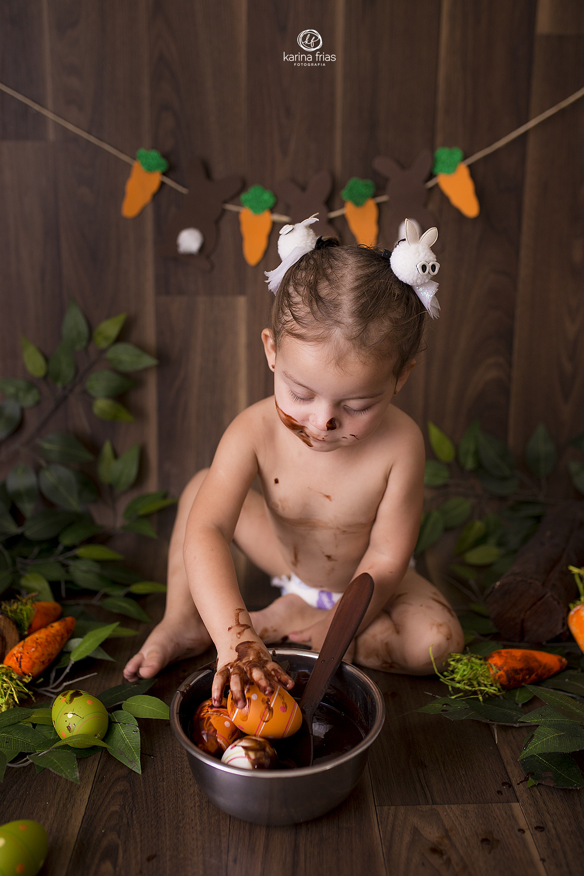 no ensaio de pascoa a menina mexe com chocolate