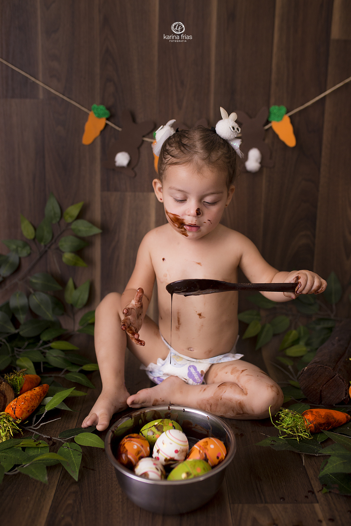 a menina pega o chocolate com uma colher