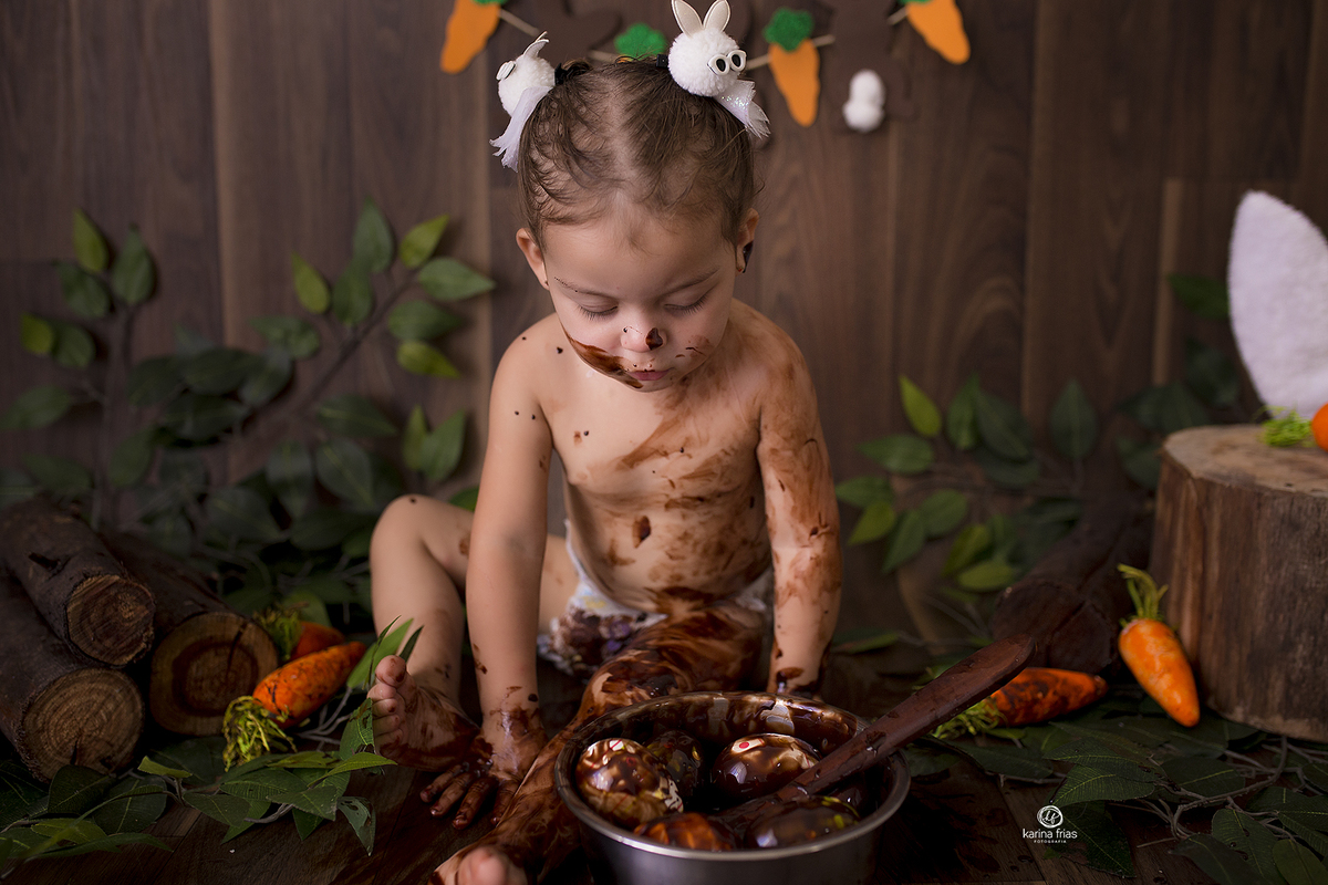 no fim do ensaio a menina esta toda suja de chocolate