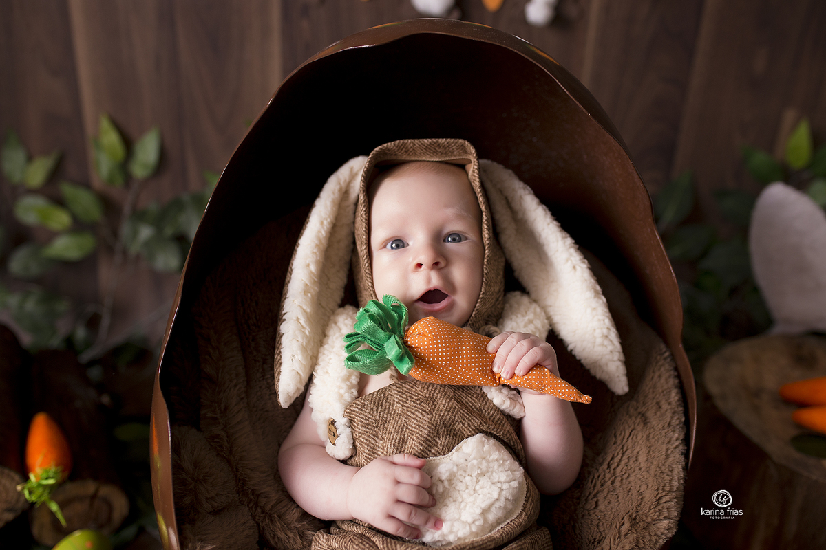 a criança olha para a fotografa infantil de caxias do sul, karina frias