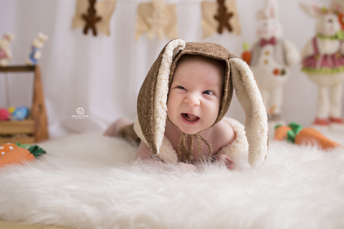 o bebe sorri durante fotos de acompanhamento mensal