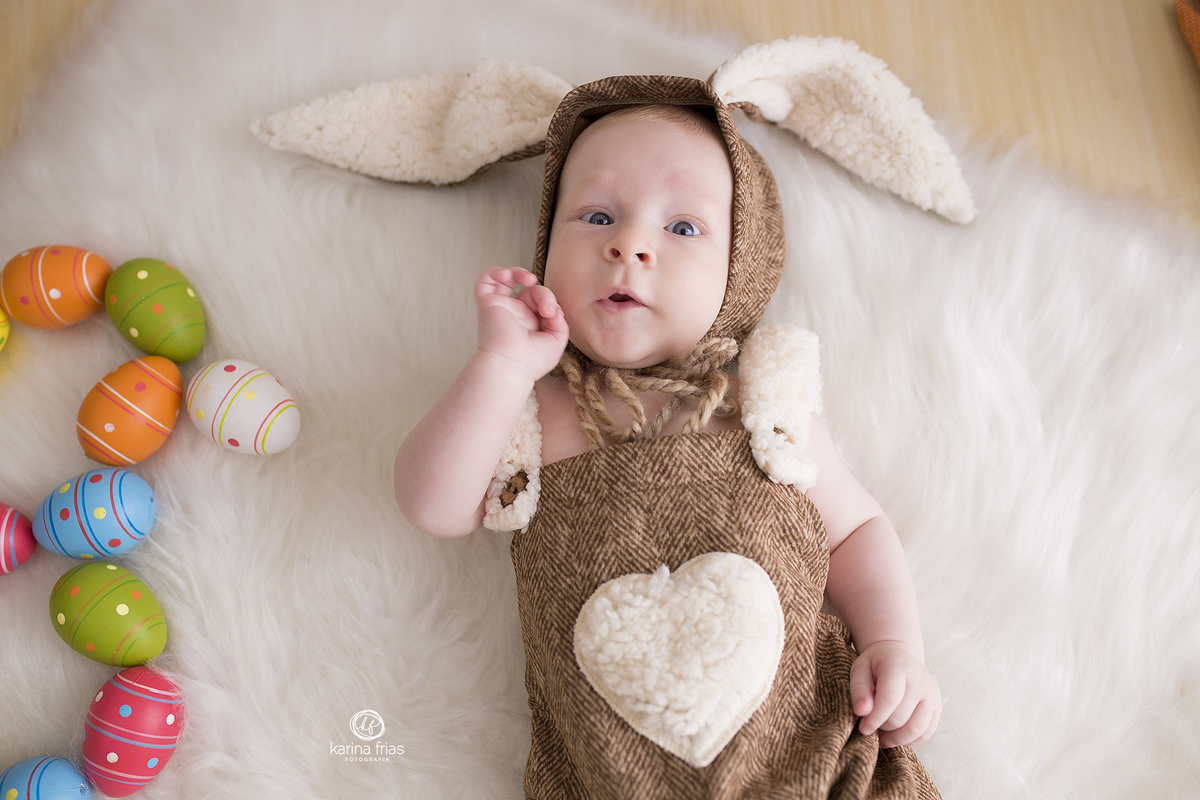 o menino olha para a fotografa de bebes de caxias do sul, karina frias