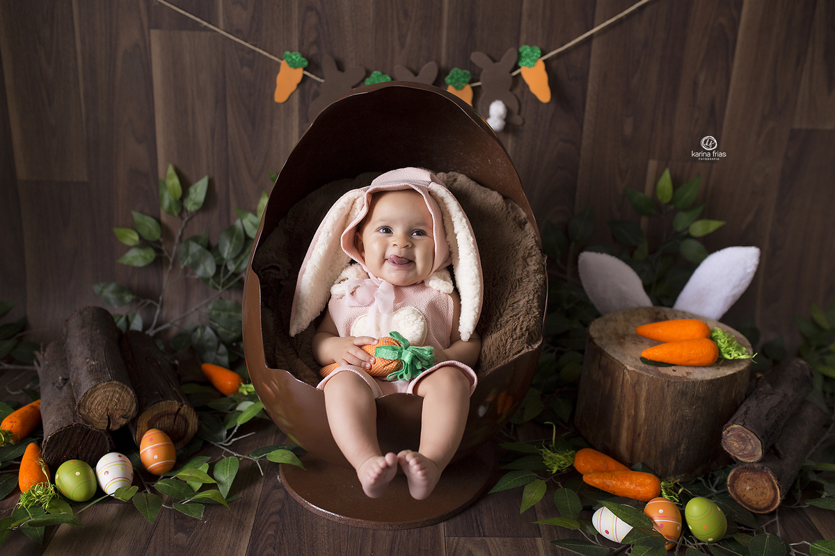 a menina esta sentada dentro do ovo de pascoa