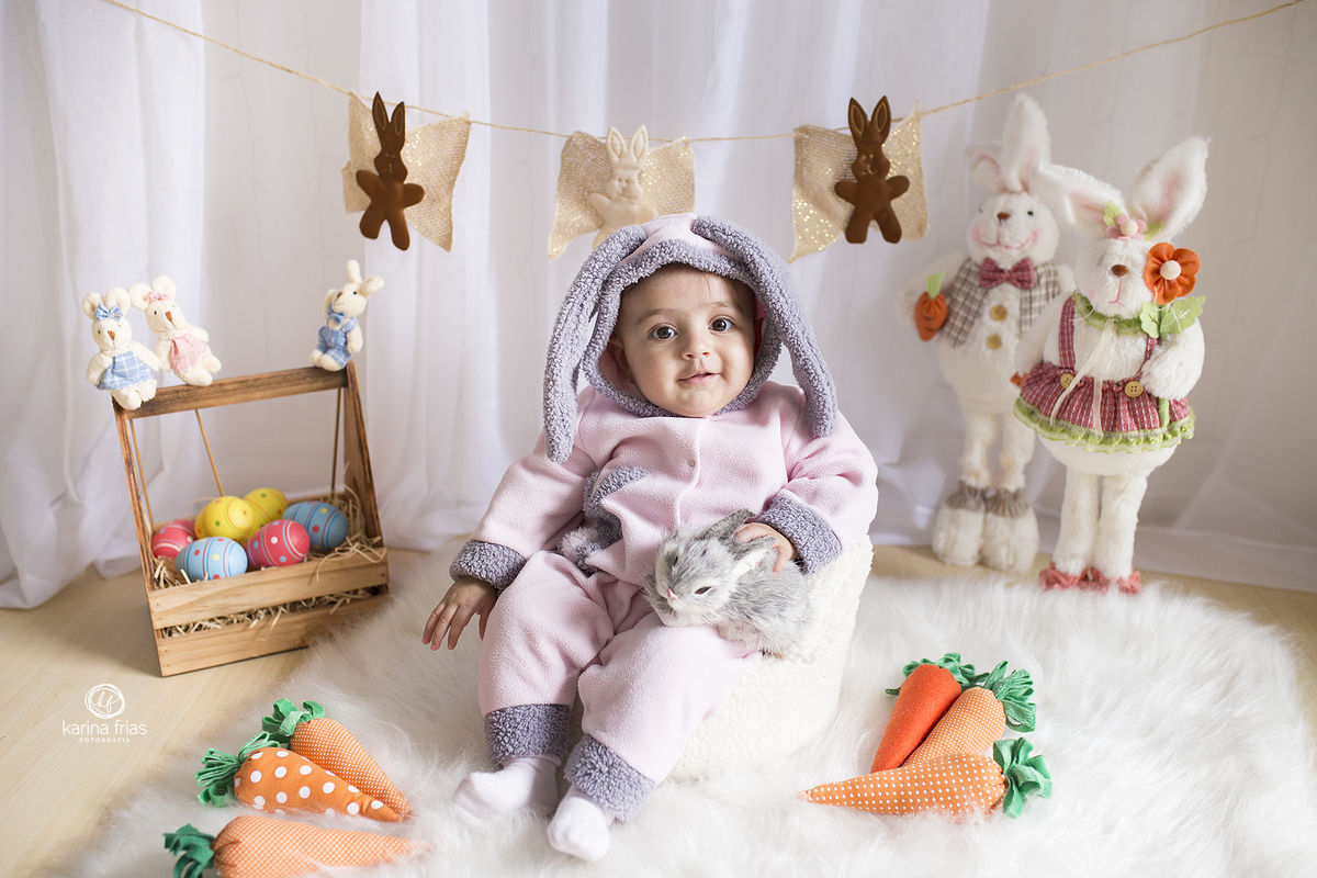 no ensaio de pascoa a criança sorri
