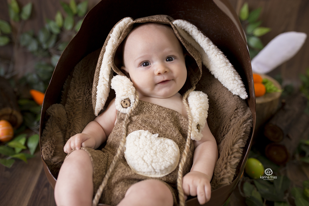 a criança olha para a fotografa de bebes de caxias do sul, karina frias