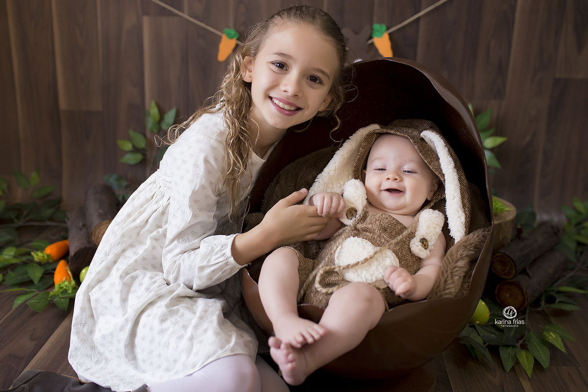 os irmaos posam no ensaio infantil