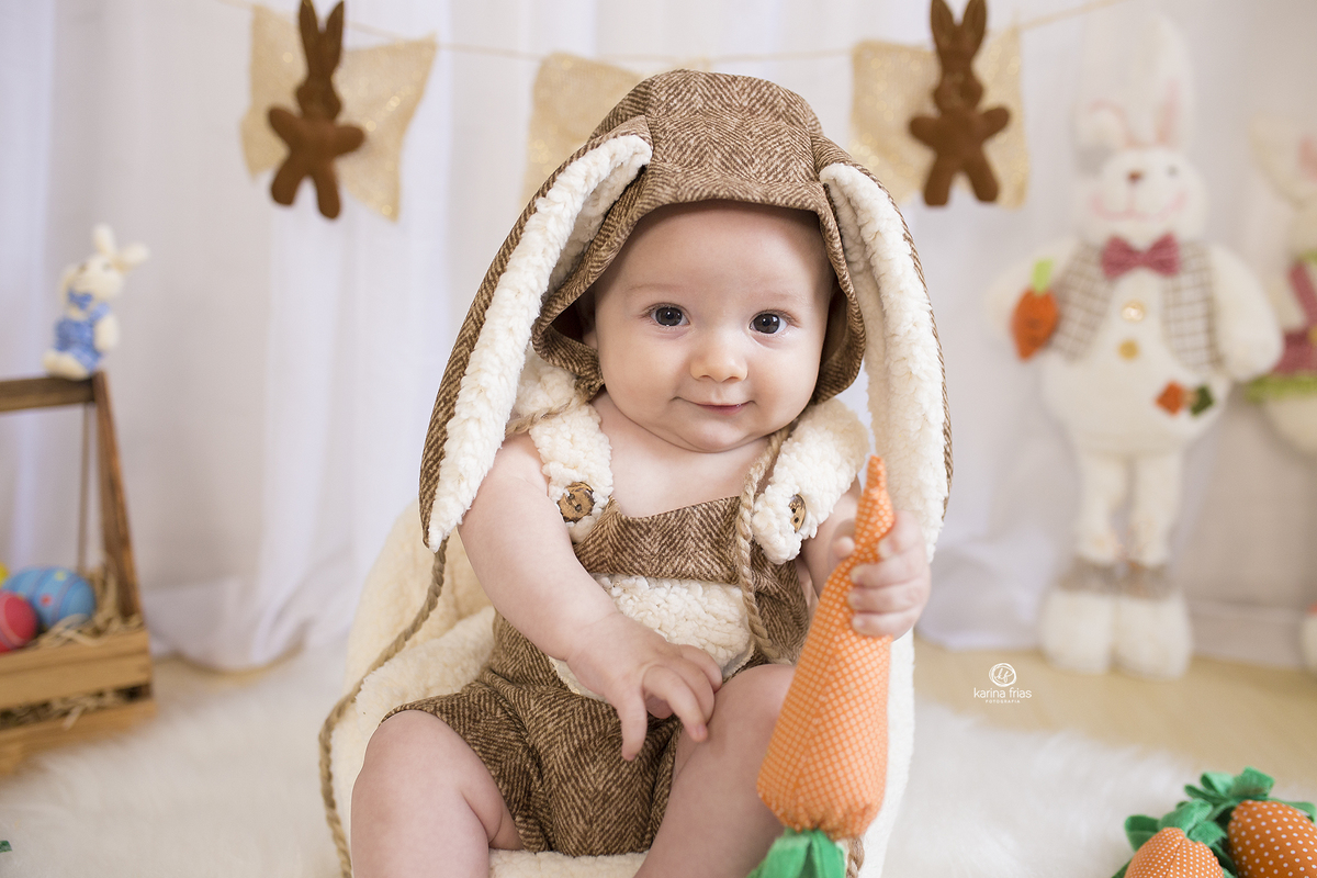 o menino sorri durante ensaio infantil
