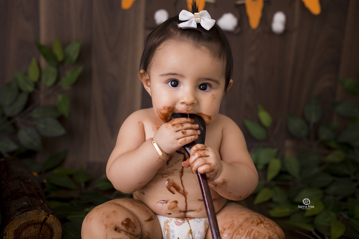 a menina coloca a colher na boca no ensaio de pascoa