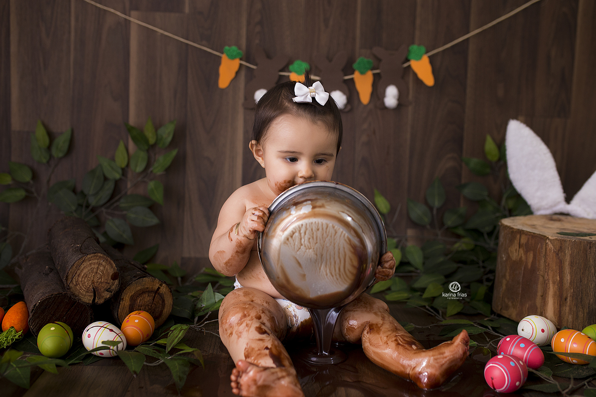 a menina vira o pote de chocolate durante as fotos