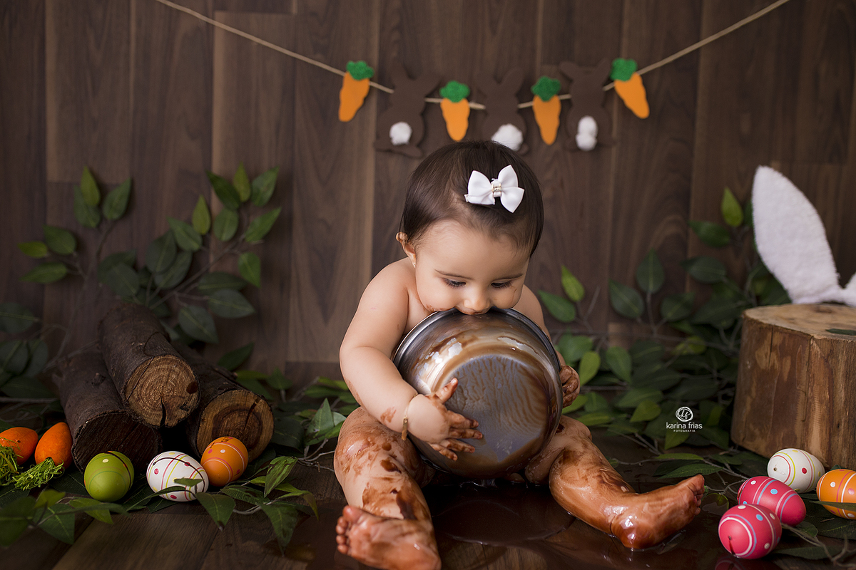 no ensaio mensal, a bebe morde o pote