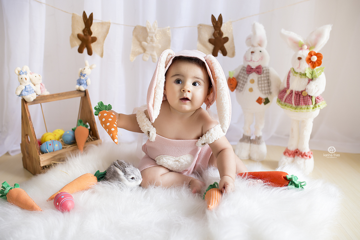 a menina esta vestida de coelha no ensaio de pascoa