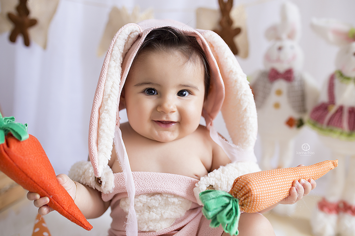 a menina olha para a fotografa de crianças de caxias do sul, karina frias
