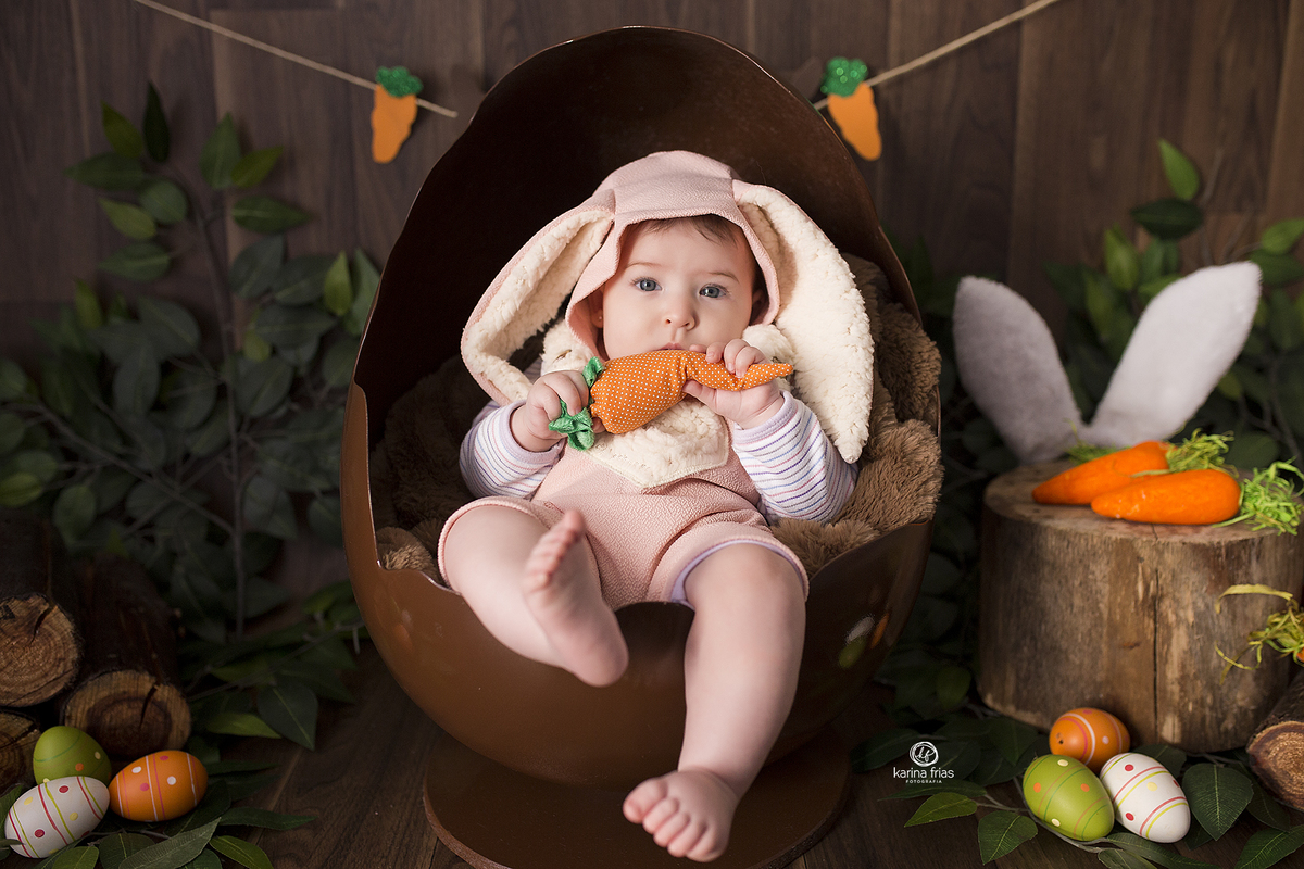 no ensaio infantil a menina brinca com a cenoura