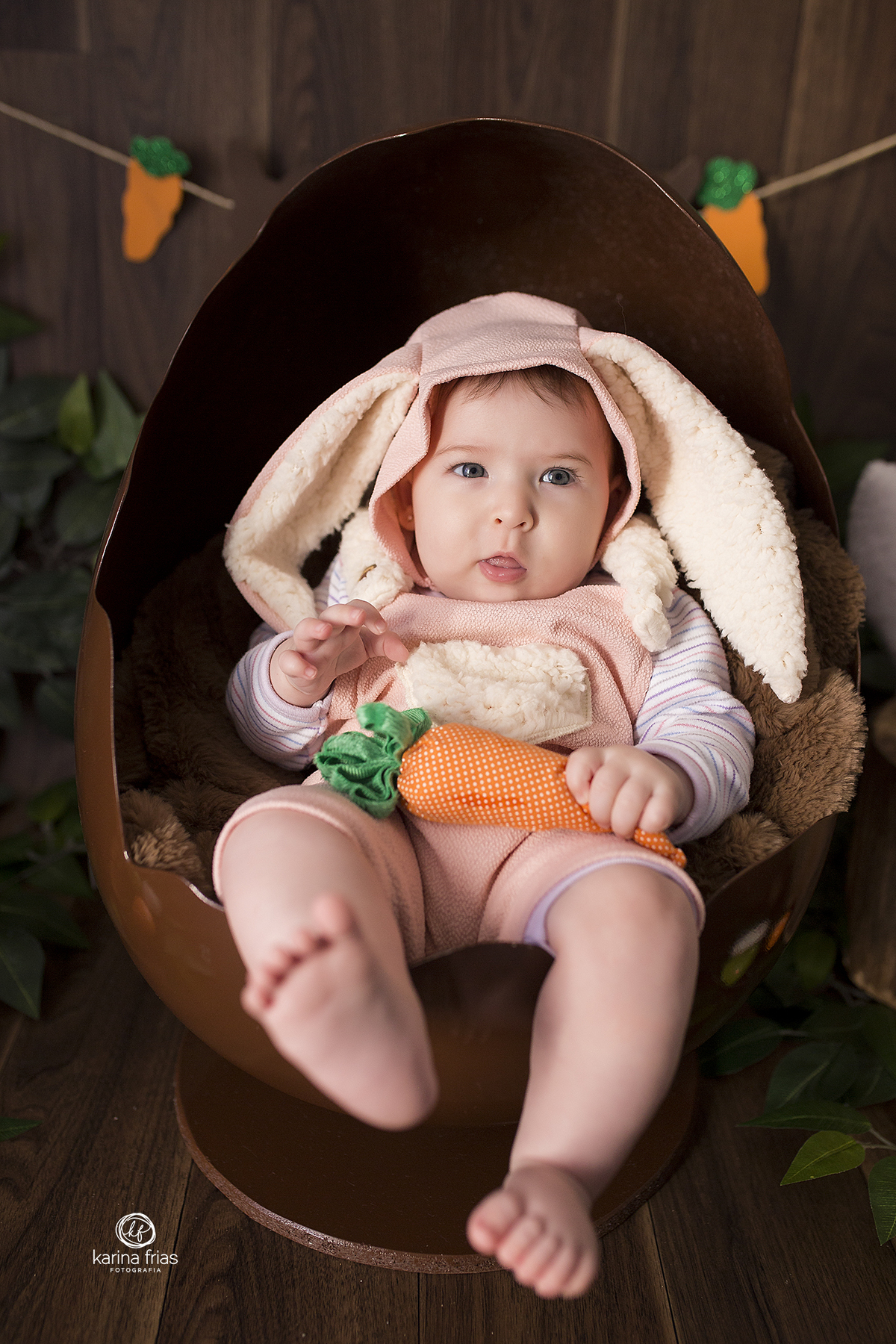 a menina sorri durante fotos de acompanhamento mensal