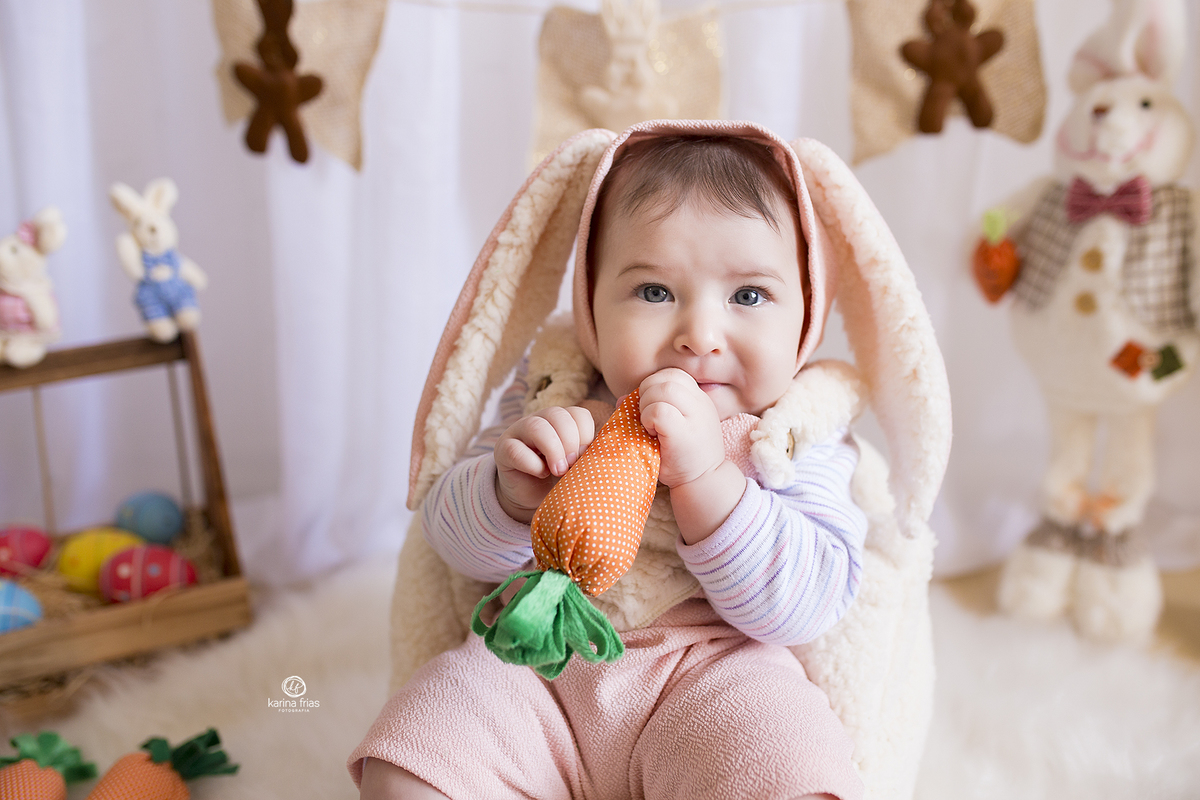 a menina come a cenoura na sessão de fotos