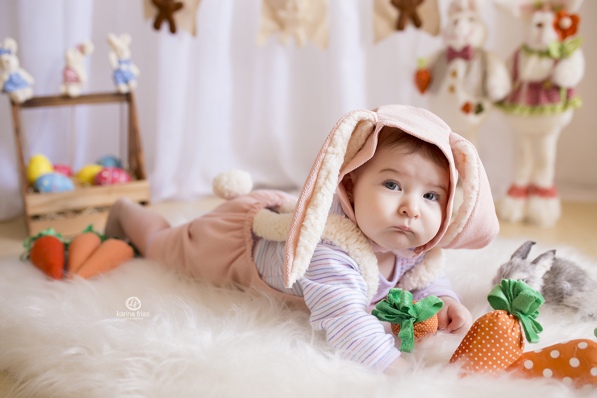 no ensaio de pascoa a menina fica de bruços