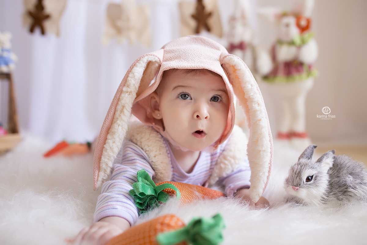 a menina brinca com as cenouras nas fotos infantis