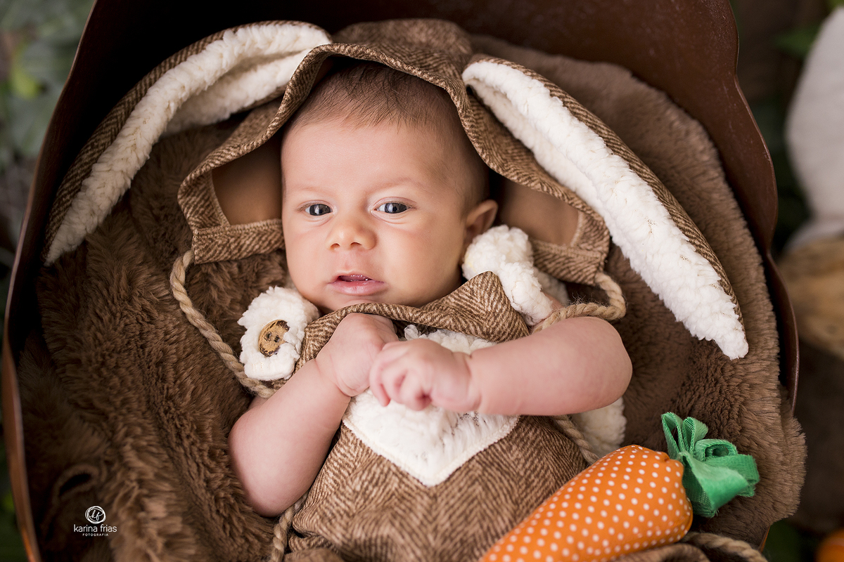 o menino sorri durante ensaio infantil