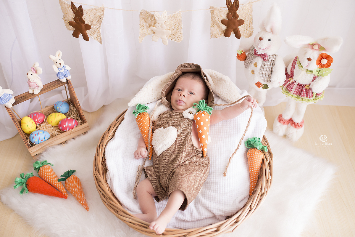 o bebe esta deitado para as fotos do acompanhamento mensal em caxias do sul-rs