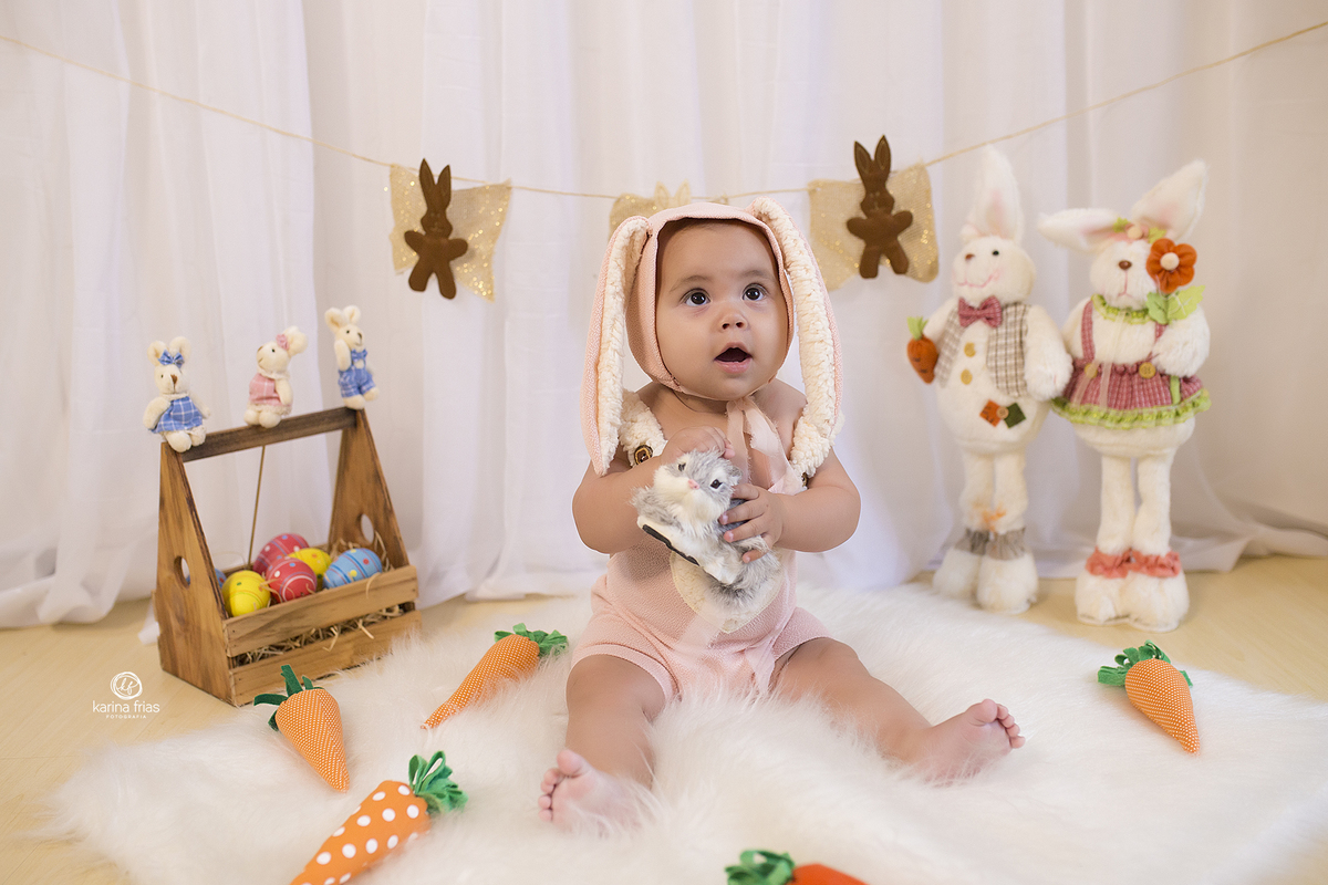 a menina esta vestida de coelho para as fotos mensais