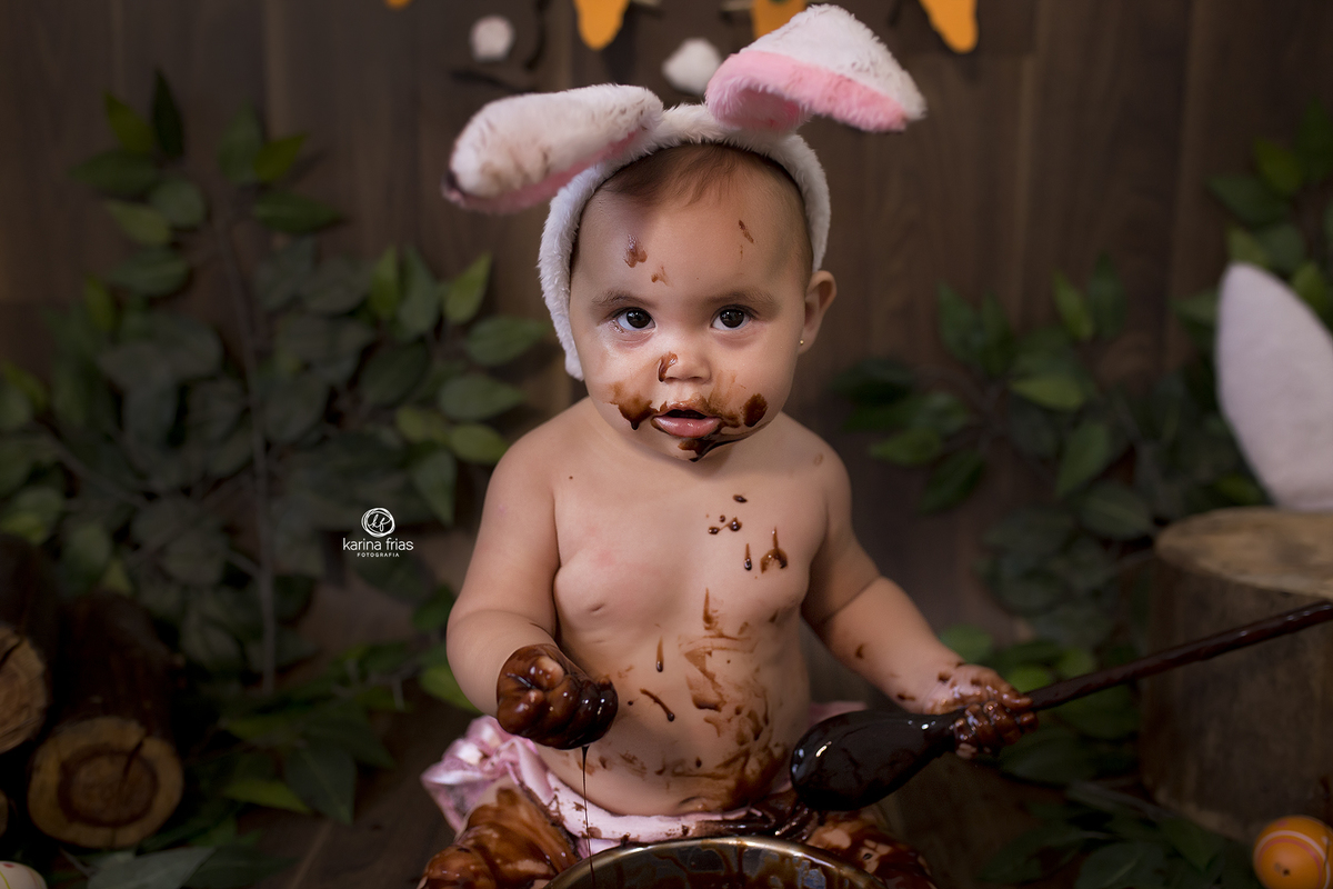 a menina olha para a fotografa de bebes de caxias do sul, karina frias