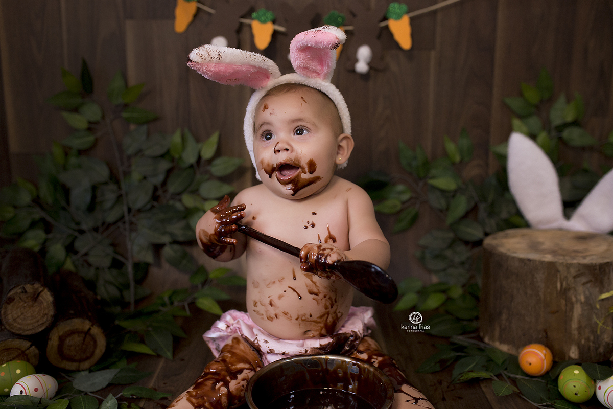 a menina sorri durante fotos de pascoa em caxias do sul