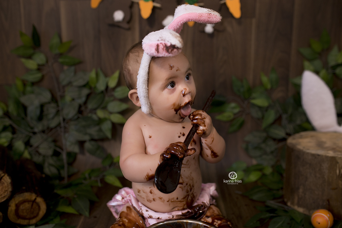 a criança lambe a colher de chocolate