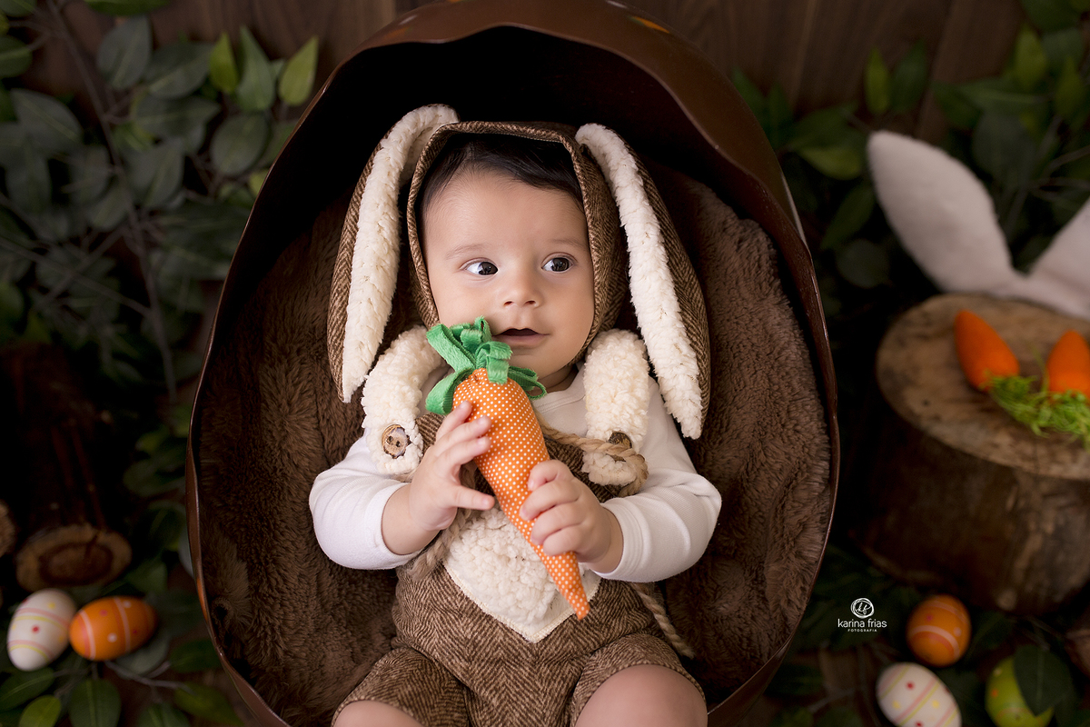 o menino abraça a cenoura no ensaio de pascoa