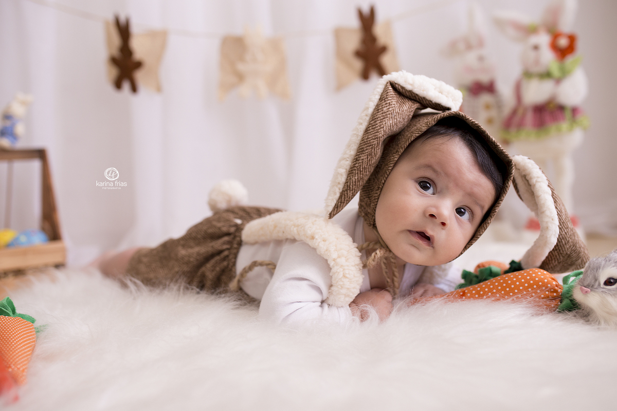 o menino se ergue no ensaio infantil