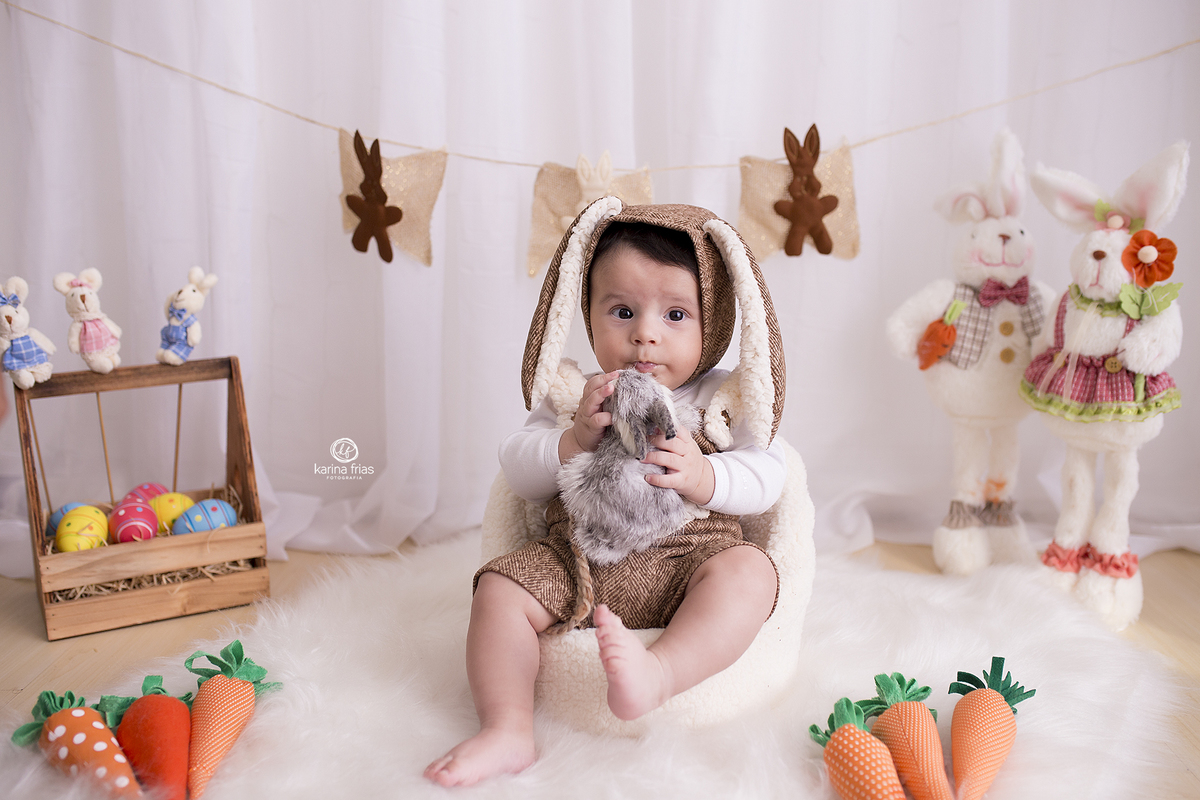 o menino abraça o coelho durante sessão de fotos