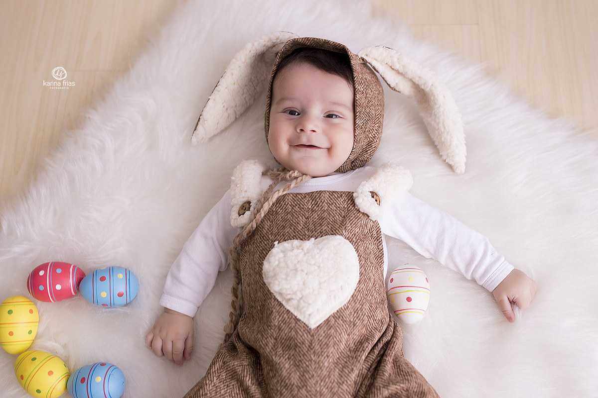 o menino sorri para a fotografa de bebes de caxias do sul, karina frias